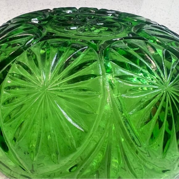 Vintage Anchor Hocking Medallion Press Cut Green Glass Large Berry Veg Bowl 8 - Picture 6 of 9